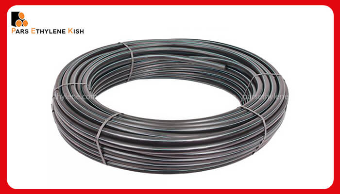 نمای نزدیک از لوله پلی اتیلن فشار قوی برای سیستمهای آبرسانی صنعتی