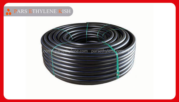 یک حلقه بزرگ از لوله پلی اتیلن مشکی رنگ با نوارهای سبز جهت بستهبندی، همراه با لوگوی "PARS ETHYLENE KISH" در بالا سمت چپ تصویر.