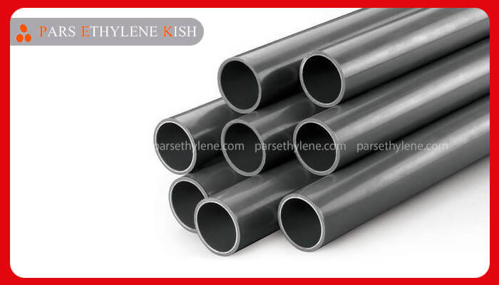 گروهی از لولههای پلی اتیلن صاف و برش خورده به رنگ طوسی/خاکستری تیره، که روی هم انباشته شدهاند و نمای داخلی لولهها نیز مشخص است، همراه با لوگوی "PARS ETHYLENE KISH" در بالا سمت چپ.