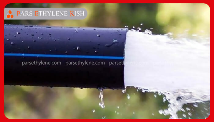 خروج پرفشار آب از لوله پلیاتیلن مشکی با خط آبی پارس اتیلن کیش، نمایشدهنده جریان بالا